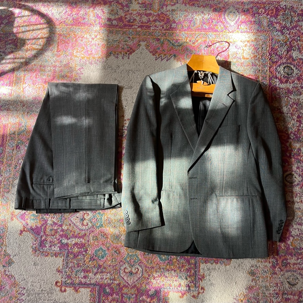 Halston Men’s Suit Gray. pit to pit 22 and L -33/34